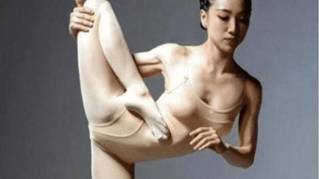 练瑜伽的女孩身体能柔软到什么程度？网友：看着都疼