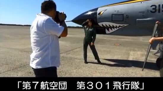 95后美女影星走进军营，大批飞行员争相合影。