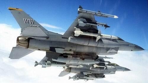 局势一触即发！F16逼近海上石油钻井平台，机载导弹已锁定目标