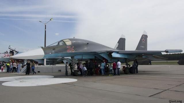 一架轰炸机突遇险情，从高空迅速坠落，飞行员最后一刻避开居民区