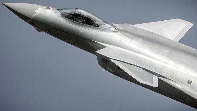 歼20生产线大量采用机器人，美工程师连称不可思议：F22A相形见绌