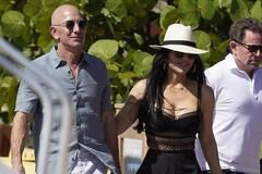 世界首富和50岁新欢太甜！女友穿低胸蕾丝衣秀事业线，比前妻敢穿