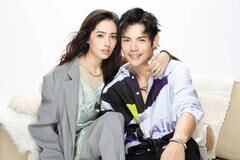 35岁郭碧婷穿白裙似少女，“宠妻狂魔”向佐为老婆整理长裙真甜蜜