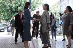 丹麦王妃访问印尼！穿波点蓝裙娇俏如少女，同龄的印尼公主输了