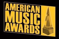 霉霉太闪耀了！一袭海苔绿吊带裙美如艾莎公主，溜肩也挡不住性感