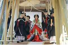 日本雅子皇后逆风翻盘太绝美！穿橘色真少女，衣服褶皱太多显廉价