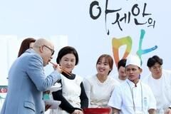 韩国第一夫人美食节化身小厨娘！娇俏迷人哪像64岁，牛奶肌太赞了