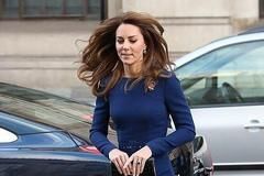 凯特王妃妹妹素颜出街老得不敢认！皮肤松弛粗糙，穿紫大衣像路人