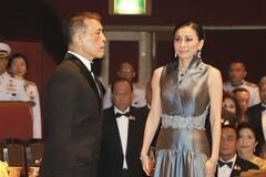 泰国王后陪同国王亮相音乐会！挂脖绿裙却输给34岁“继女”大红裙