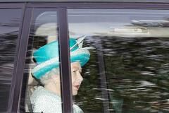 93岁英国女王难得穿花大衣！浅绿帽子太显嫩，卡米拉气色都不如她