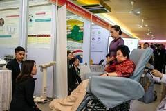 泰国国王62岁原配亮相！瘫痪多年脸部扭曲看着好苦，被抛弃也无奈