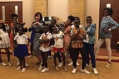 安倍昭惠看非洲小朋友表演！穿灰黑拼色裙超温婉，比雅子皇后都美