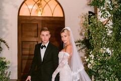 赛琳娜和6岁妹妹穿得一样！花裙配羽毛斗篷太吸睛，可爱度爆棚啊