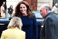 凯特彻底丢了时尚地位！和梅根隔空同穿蓝色，纸片人身材真显老啊