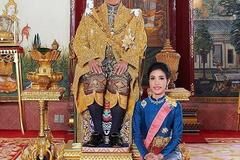 泰王62岁原配妻子坐轮椅亮相！脸部表情都扭曲，当年被抛弃太可怜