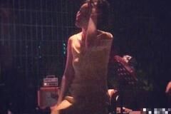 李亚鹏新女友穿吊带唱歌，锁骨杀太性感，单手撩发比王菲还有范