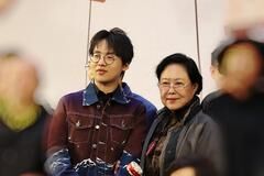 69岁斯琴高娃获郭德纲儿子搀扶罕见亮相，一头黑发神采奕奕年轻20