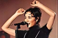 50岁王菲竟然这么穿！深V透视装早玩腻了，谢霆锋却把她当少女？