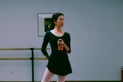 &ldquo;春晚顶梁柱&rdquo;李思思晒近照！33岁芭蕾舞装太女神，天鹅颈更出色