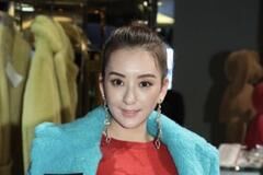 女明星和网红的区别，郭富城老婆穿泰迪大衣撞衫姚晨惨变卖票阿姨