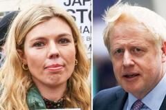 英国首相和31岁女友恩爱亮相！女友总算穿对了，雾霾蓝风衣好高级