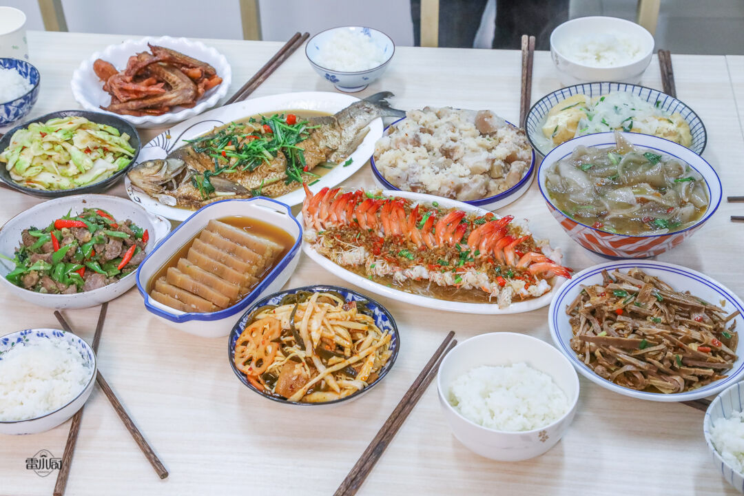 老家来亲戚，花两百多块钱做了11个菜招待，大伙吃了一锅米饭