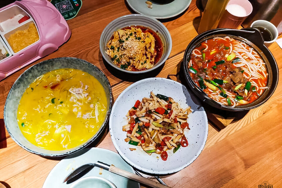 周末带婆婆去吃饭，晒到朋友圈，圈友说：好想有个这样的媳妇