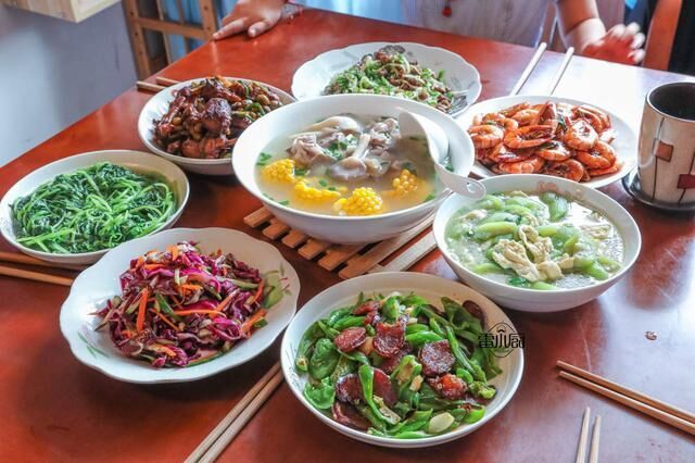 弟媳做的7桌宴客家常菜，每桌成本300块左右，网友：这菜接地气