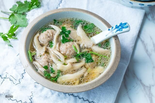 临近冬天，最适合喝汤，8种家常汤，营养暖胃，每天一碗不怕冷