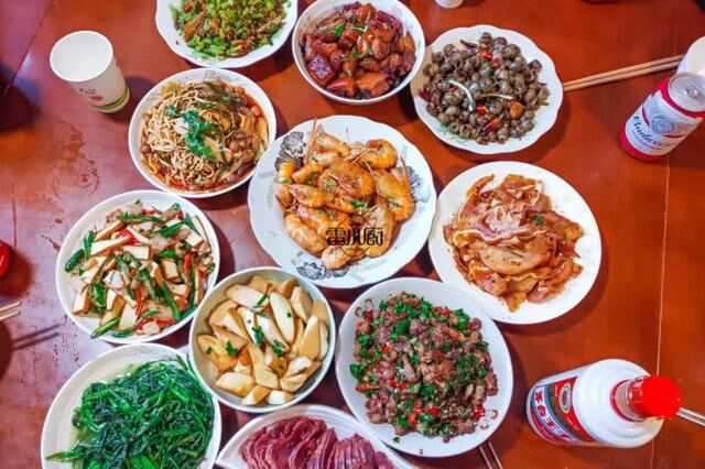 亲戚来串门，花一百多块钱做了11个菜，大伙吃了个精光