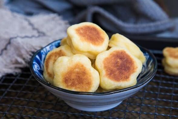 要想孩子脾胃好，多吃这食材，做成早餐，色泽金黄，口感香糯