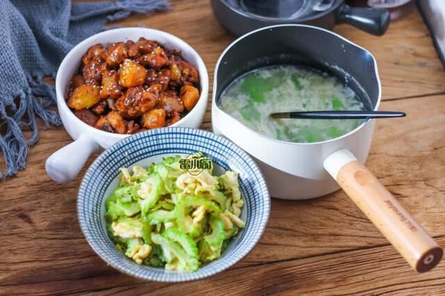 两口子的晚饭，朴实的家常菜，经济实惠又美味，家的味道