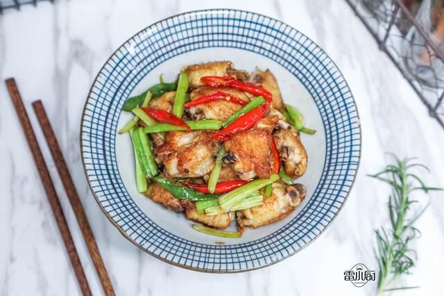 鸡翅换个做法，竟这么好吃，香，比可乐鸡翅好吃多了