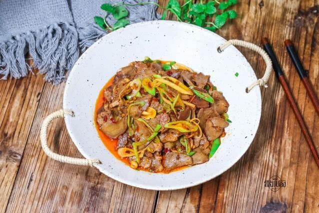 这东西买一个17块钱，吃一口满嘴香，很多人想吃只能望而却步