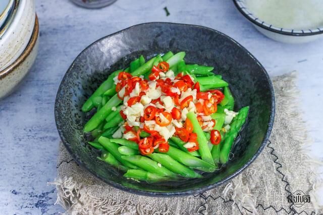 夏天最该吃的菜，3块钱1大捆，焯个水拌一拌，特燃脂