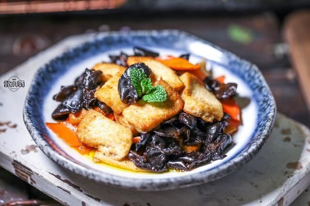 豆腐别再炖着吃了，加这两食材一起炒，喷香下饭，天天吃都不够！