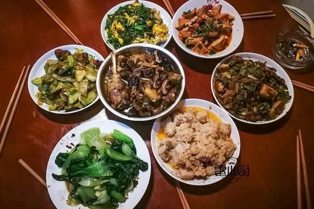 老爸过生日，老妈亲自下厨做了一桌菜，地道家乡味，饭店吃不到！