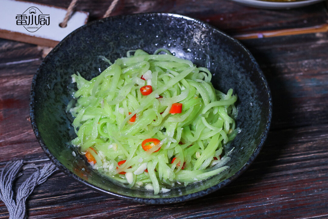 春季此菜比肉好吃，烫一烫，拌一拌就上桌，有多少吃多少！