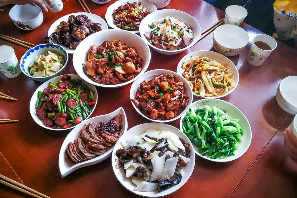 老妈过生日，弟媳做了11个菜，煮了2锅米饭，大伙吃了个精光！