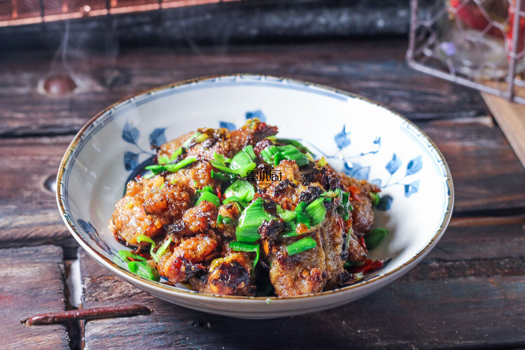 大伯千辛万苦带来的老家菜，太香了，端上桌，都抢着吃！