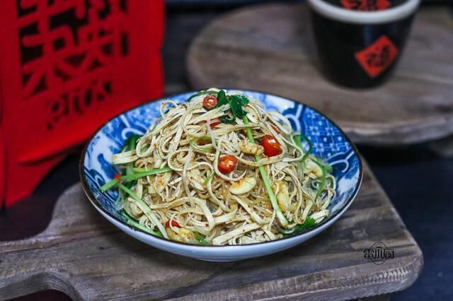 干豆腐别再水煮了，春天这种做法最受欢迎，上桌就被清盘！