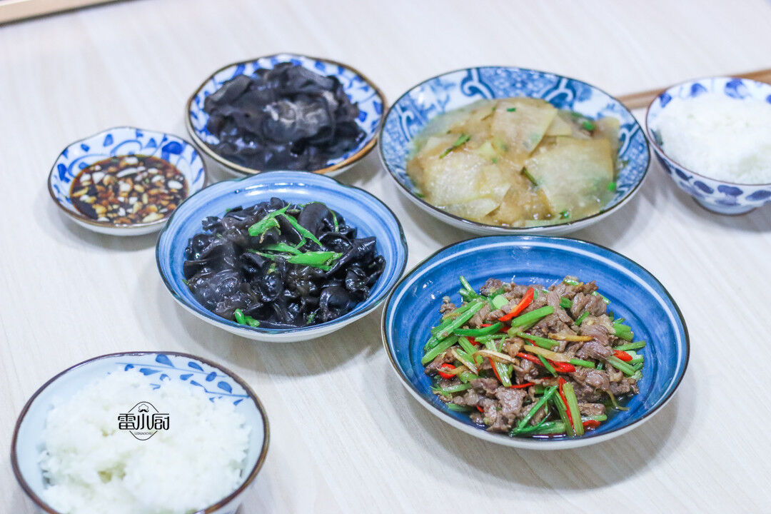 夫妻两个的家常晚饭，既经济实惠又美味可口，还是在家吃饭实在！