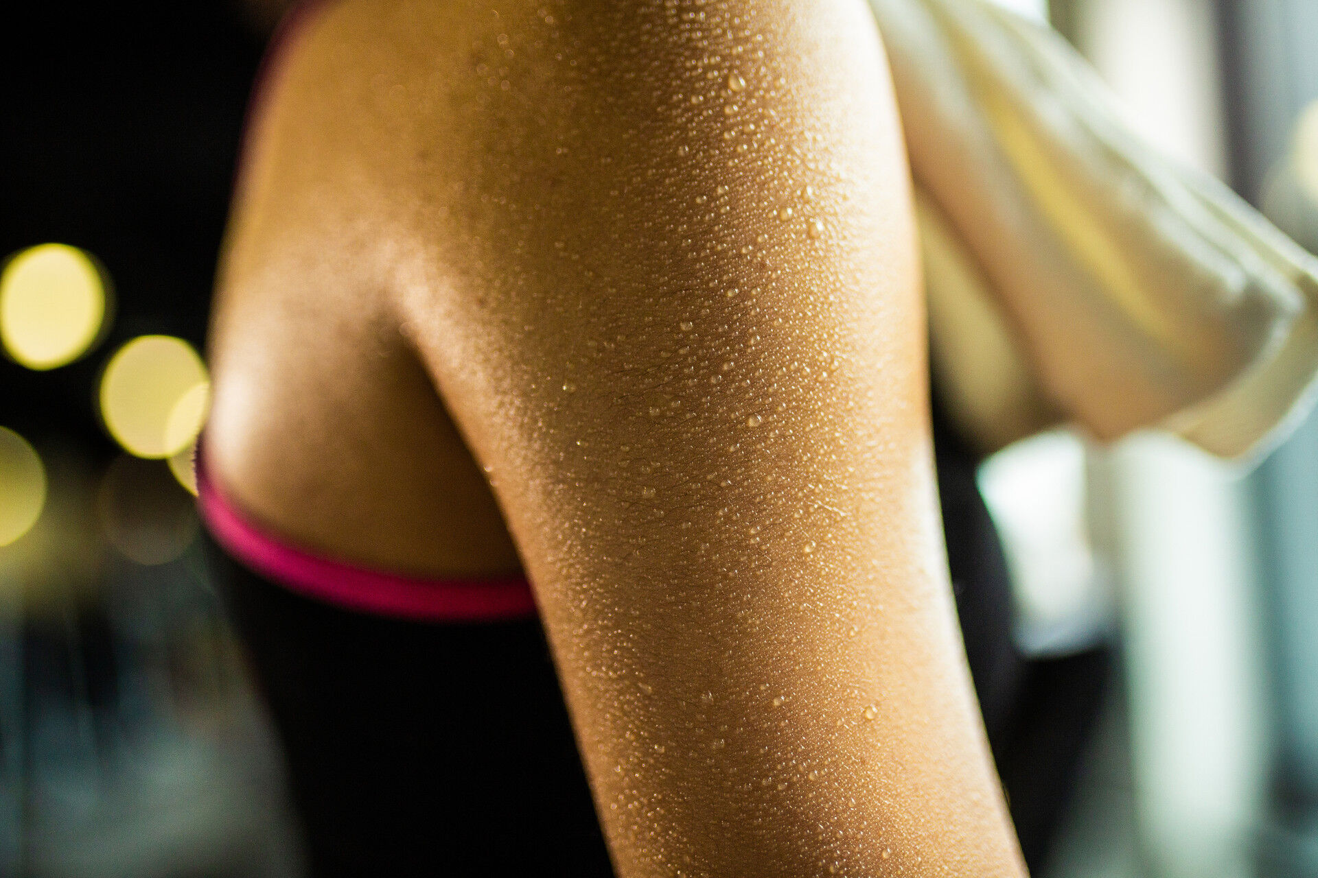 产后大汗淋漓是热吗？