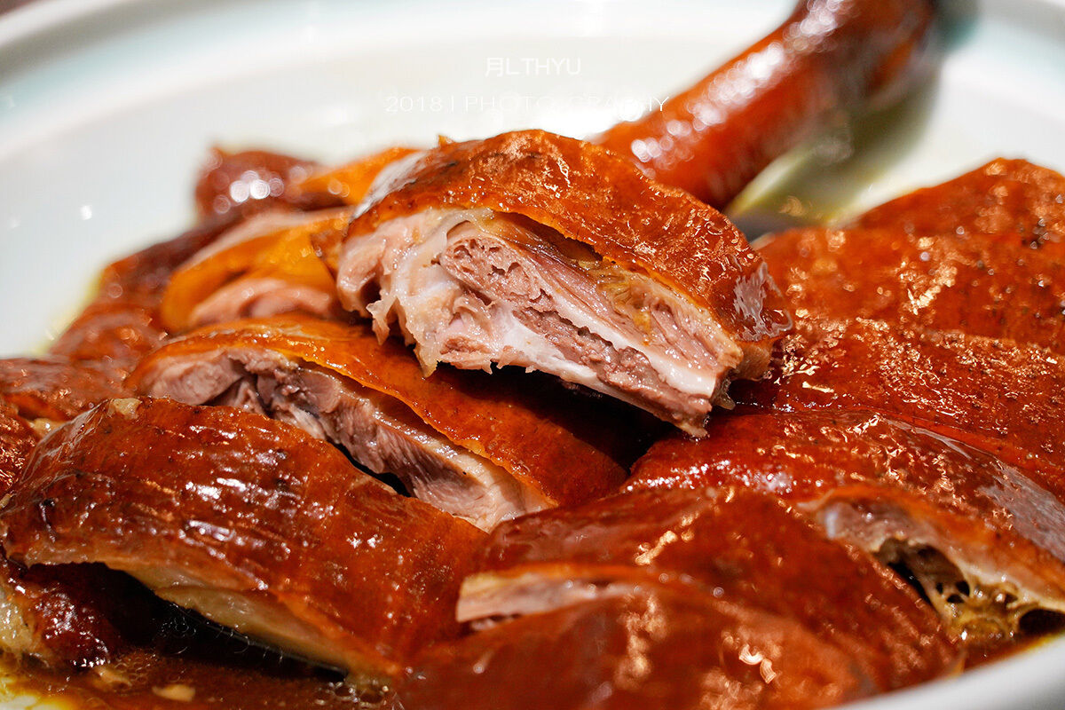 一份港式烧鹅、一份原椰炖汤，好似在香港的烧腊餐厅