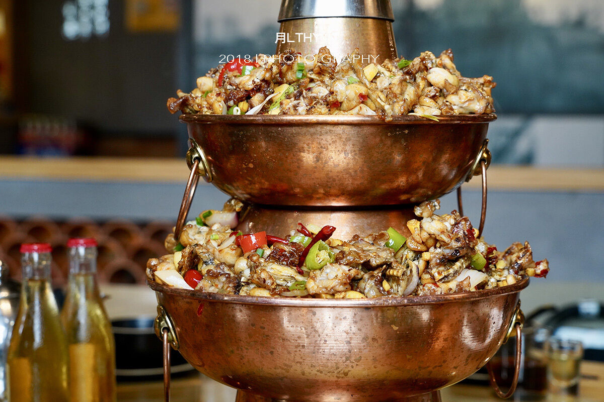 人均80元吃到撑，火遍全网的双层炭火牛蛙锅来曾厝垵了