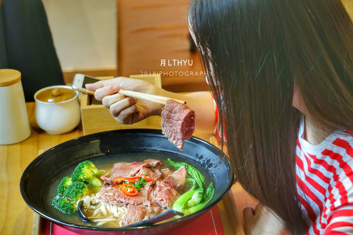 小姐姐在吃巨大碗的牛肉面，吃不完我帮你啊