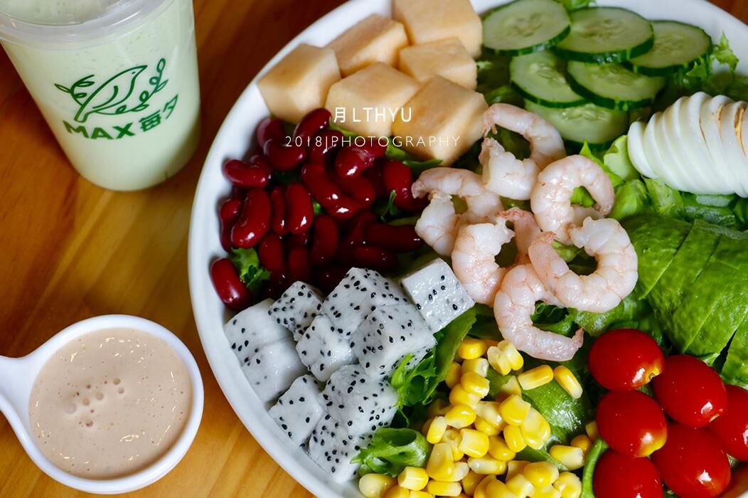 MAX每夕——果汁加沙拉，这个夏日就要“轻轻”的