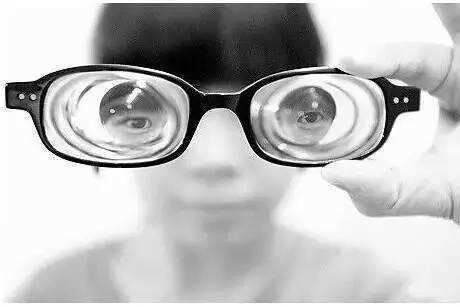 挑食有多大危害？多年来只吃薯条，17岁少年或失明