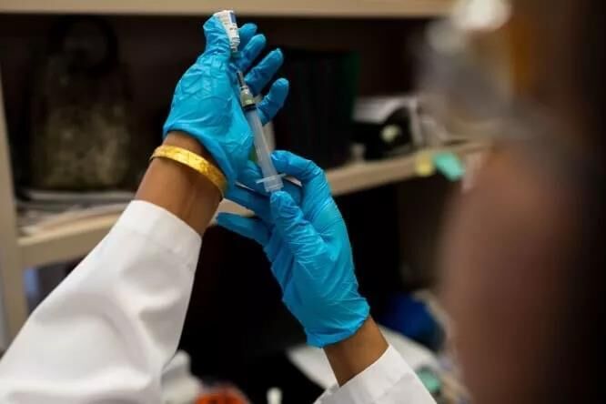 那些不让自己孩子打疫苗的美国家长，最近炸了...