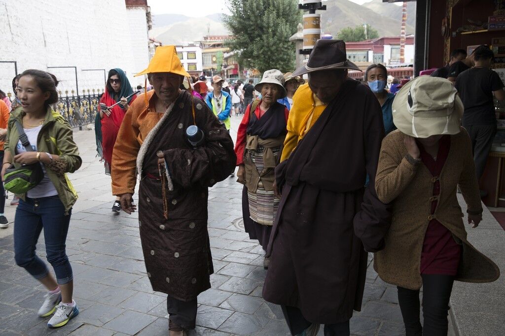 你知道为什么藏袍要露一只胳膊在外面吗，居然有这么多用处！